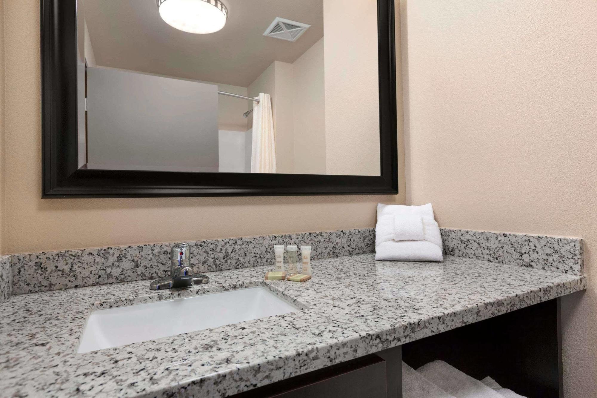 Best Western Roosevelt Place Bismarck Bagian luar foto